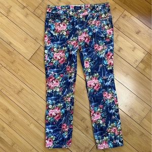 Girl’s pants Squeeze brand floral stretch denim size 6X. Adjustable waistband.